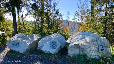 Kamienie na Trzech Kopcach Wiślańskich symbolizują trzy Gminy, których granice się tutaj spotykają - Wisła, Ustroń i Bre