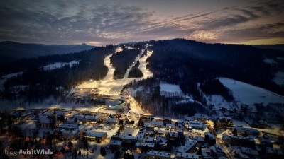 Centrum Wisły o zachodzi słońca w zimowej odsłonie. W oddali Stacja narciarska Skolnity.